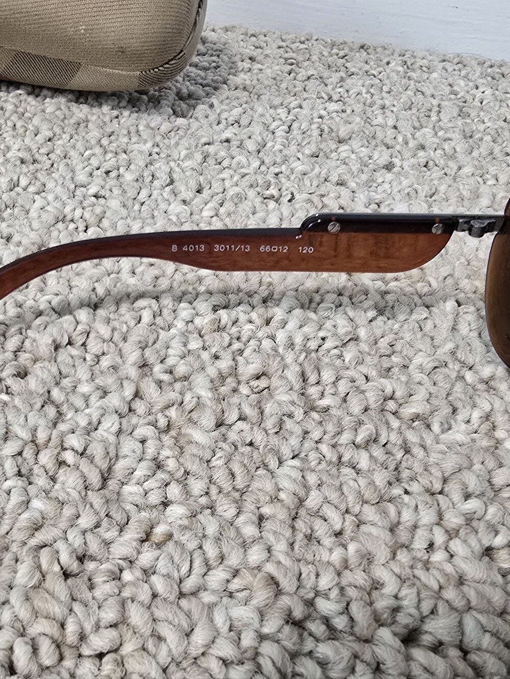 Burberry-b4013 Sunglasses With Metal Logo And Case - Picture 7 of 8